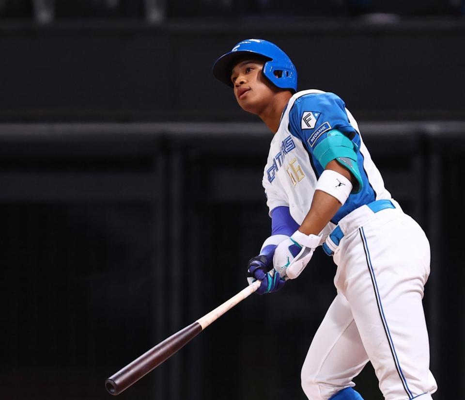 ６回、３ランを放つ万波（撮影・中島達哉）