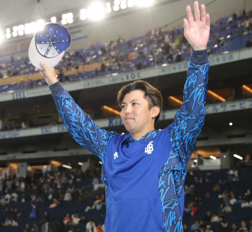 ヒーローインタビューの後、スタンドに手を振る東（撮影・西岡正）