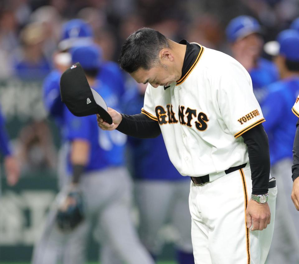 ＤｅＮＡに敗れ、スタンドに一礼する阿部監督（撮影・西岡正）