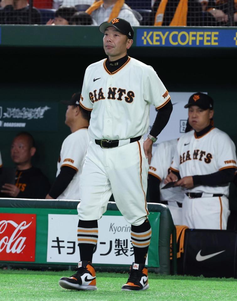 ６回裏終了後、選手交代を告げにベンチを出る阿部監督