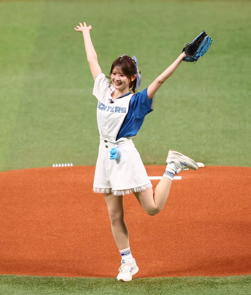 始球式を務め、喜ぶひみぃさん＝エスコンフィールド北海道（撮影・中島達哉）