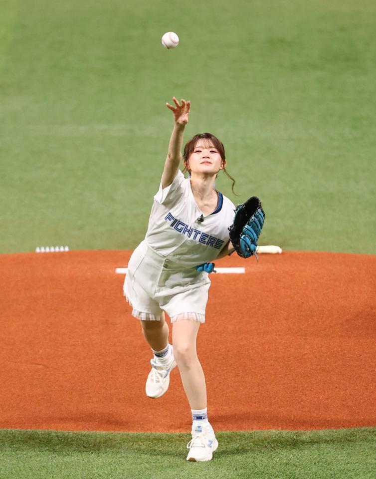 始球式を務めるひみぃさん＝エスコンフィールド北海道（撮影・中島達哉）