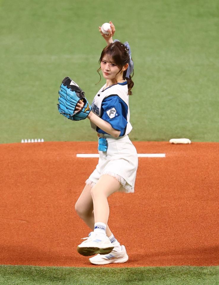 始球式を務めるひみぃさん＝エスコンフィールド北海道（撮影・中島達哉）