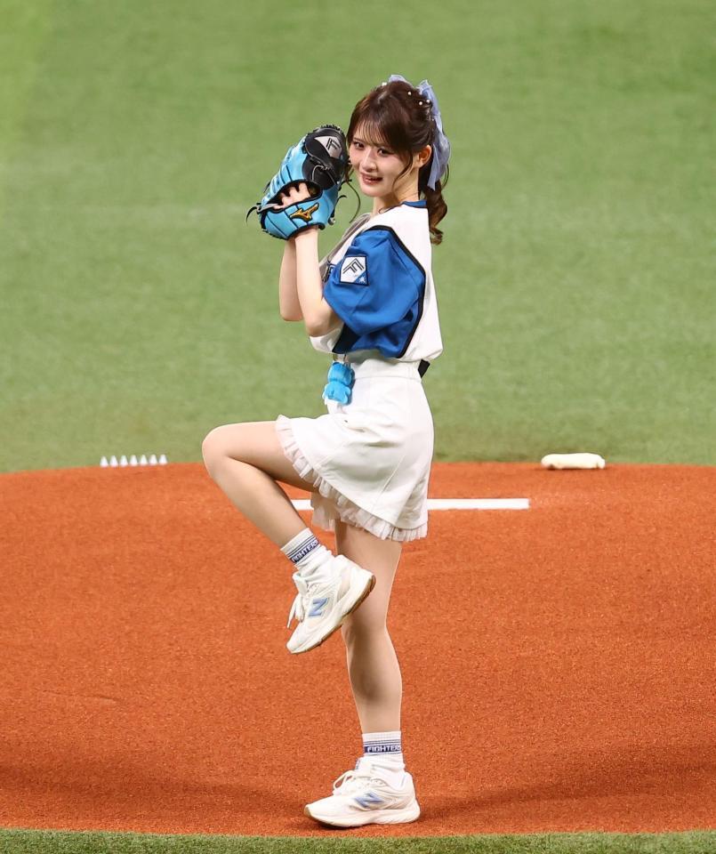 始球式を務めるひみぃさん＝エスコンフィールド北海道（撮影・中島達哉）