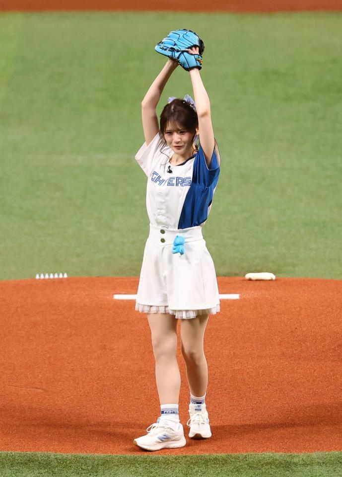 始球式を務めるひみぃさん＝エスコンフィールド北海道（撮影・中島達哉）