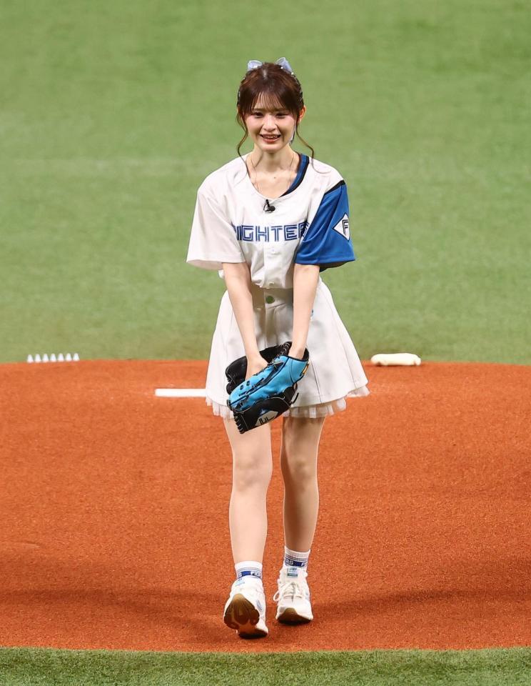 始球式を務めるひみぃさん＝エスコンフィールド北海道（撮影・中島達哉）