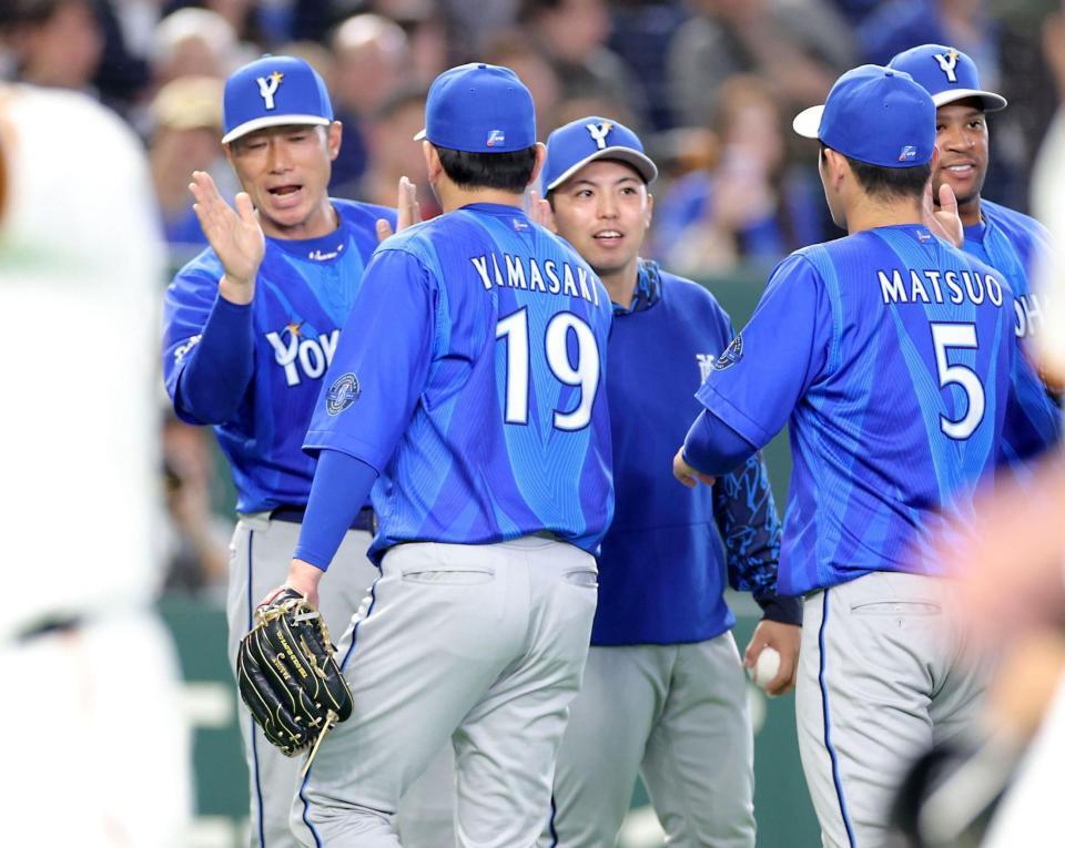 相川監督（左）と並んでナインを迎える東（撮影・西岡正）