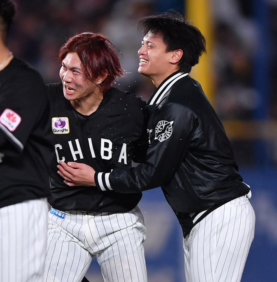 逆転サヨナラタイムリーを放った藤原（左）に抱きつく毛利（撮影・開出牧）