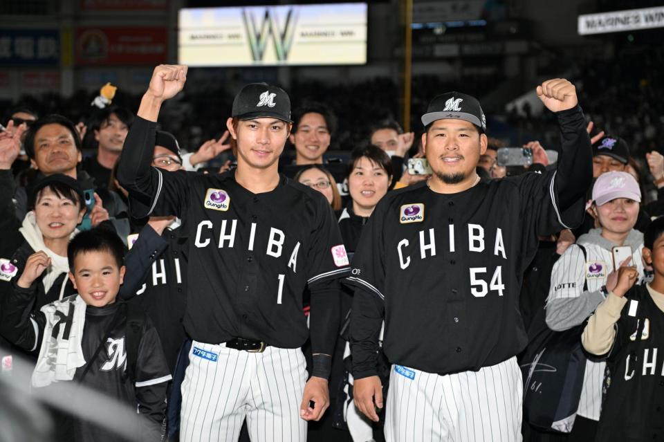 試合後、ファンを背に今季初勝利の沢田（５４）とガッツポーズを決める藤原（撮影・開出牧）