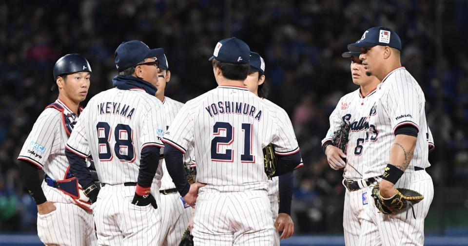 ５回、打者・細川を迎えナインにハッパをかける池山監督（左から２人目）＝撮影・佐藤厚