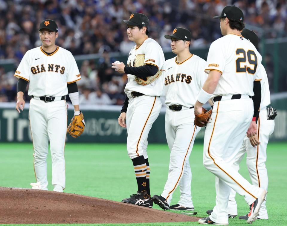 ４回、２死一、二塁のピンチを迎えた竹丸（中央）のもとに集まる巨人ナイン