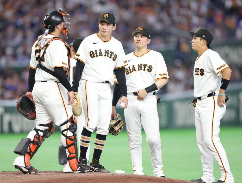 ５回のピンチで竹丸（左から２人目）の元へ集まる巨人ナイン（撮影・西岡正）