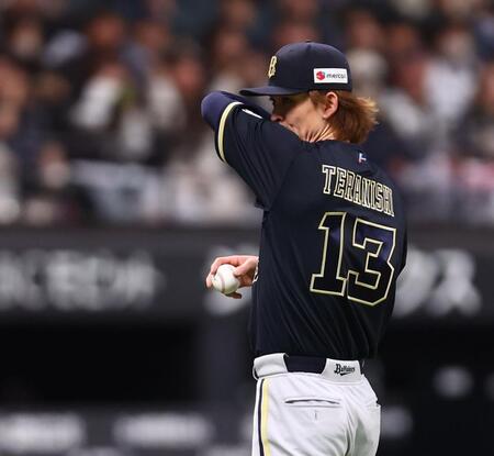 ２回、奈良間に四球を与えてピンチを広げ、汗をぬぐう寺西（撮影・中島達哉）