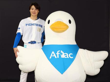 アフラックダックと記念撮影に応じる山崎（撮影・中島達哉）