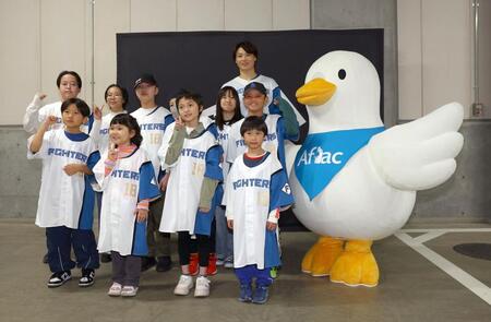 アフラックダック、子どもたちと記念撮影に応じる山崎（中央奥）＝撮影・中島達哉
