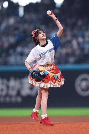 ファーストピッチセレモニーで投球する超ときめき♡宣伝部・坂井仁香（撮影・中島達哉）