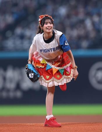 ファーストピッチセレモニーで投球する超ときめき♡宣伝部・坂井仁香（撮影・中島達哉）