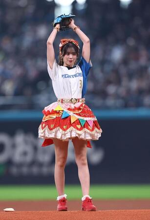 ファーストピッチセレモニーで投球する超ときめき♡宣伝部・坂井仁香（撮影・中島達哉）
