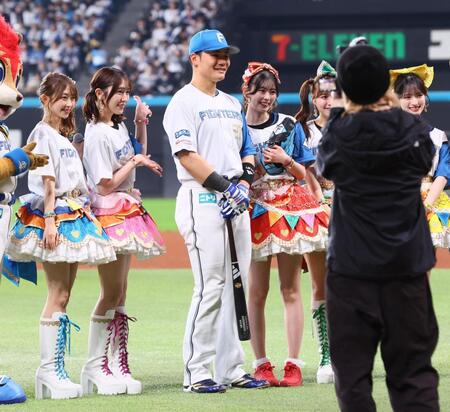 超ときめき♡宣伝部と記念撮影に応じる清宮幸（中央）＝撮影・中島達哉