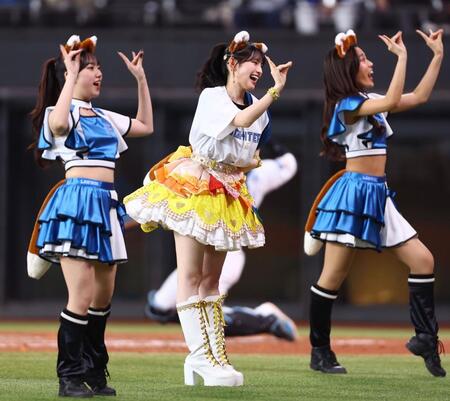 ファイターズガールときつねダンスを踊る超ときめき♡宣伝部・菅田愛貴（中央）＝撮影・中島達哉