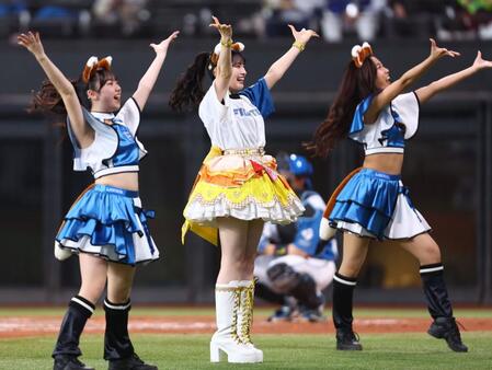 ファイターズガールときつねダンスを踊る超ときめき♡宣伝部・菅田愛貴（中央）＝撮影・中島達哉