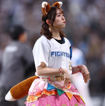 きつねダンスを踊る超ときめき♡宣伝部・小泉遥香＝エスコンフィールド北海道（撮影・中島達哉）