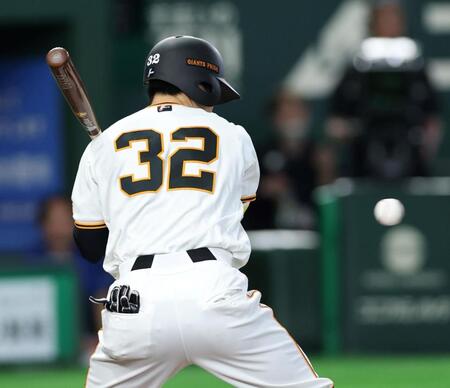 １回、初球から内角を攻められる浦田（撮影・伊藤笙子）