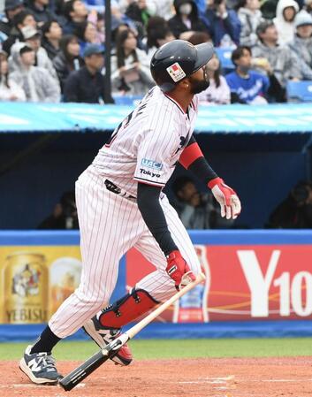 ３回、サンタナは左越えに２号勝ち越しソロを放つ（撮影・佐藤厚）