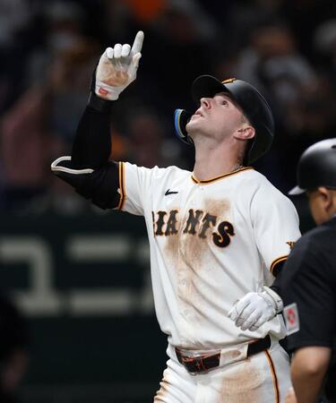 ６回、右越え２ランを放ち、生還時に天を指さすキャベッジ（撮影・伊藤笙子）