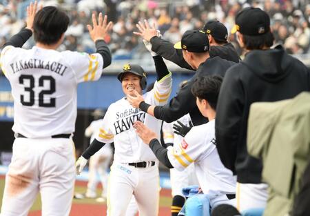 ８回、左越え２ランを放ちナインとタッチを交わす海野（後方中央）＝撮影・開出牧