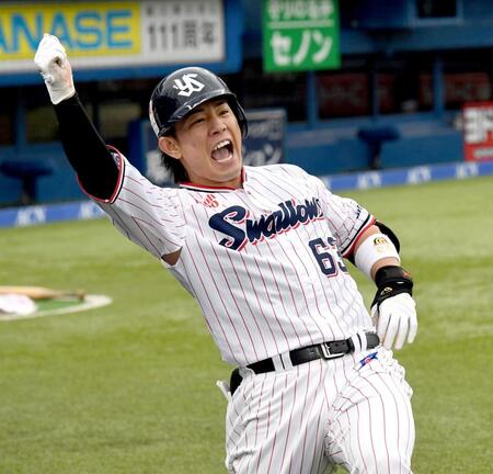 ３回、増田（右から２人目）は中越えに２号３ランを放ち、「熱男！」＝撮影・佐藤厚