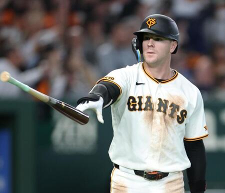 ６回、会心の右越え２ランを放ち、バットを投げるキャベッジ（撮影・伊藤笙子）