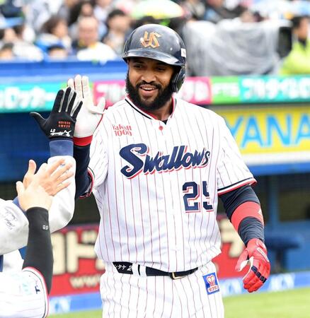 ３回、サンタナは左越えに２号勝ち越しソロを放ち、笑顔でベンチに戻る（撮影・佐藤厚）