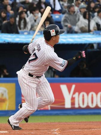 ２回、伊藤は左越えに同点の２号ソロを放つ（撮影・佐藤厚）