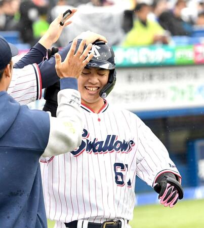 ２回、伊藤は左越えに同点の２号ソロを放ち、ナインに迎えられる（撮影・佐藤厚）