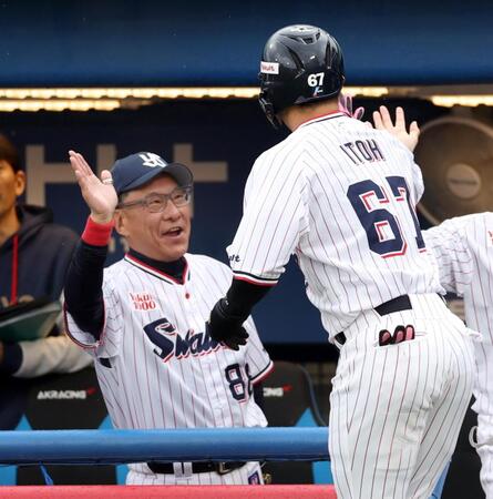 ２回裏、本塁打を放った伊藤を迎える池山監督