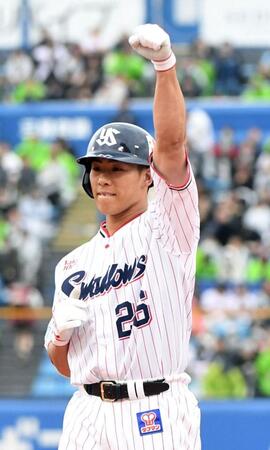 ５回、山野は左前適時打を放つ（撮影・佐藤厚）
