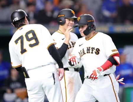 ４回、左越え２ランを放ち、迎えられる増田陸（右）＝撮影・伊藤笙子