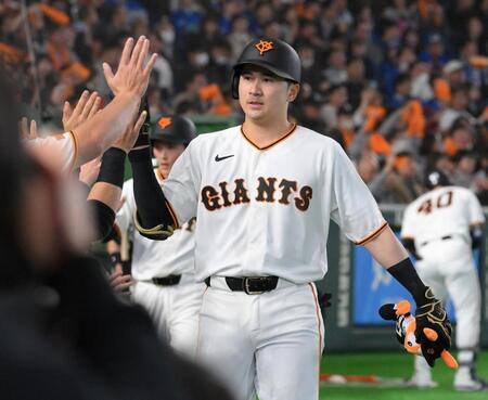 ３回、右越え２ランを放ち、ベンチで迎えられる泉口（撮影・伊藤笙子）