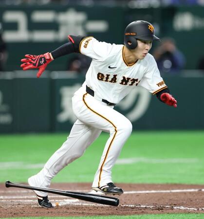 ７回、プロ初打席初安打となる内野安打を放ち、一塁へ走る宇都宮（撮影・伊藤笙子）