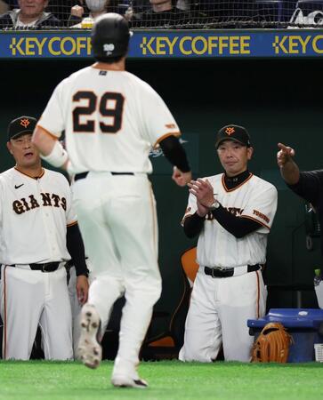 ５回、岸田の犠飛で生還したダルベック（手前）を迎える阿部監督（撮影・伊藤笙子）