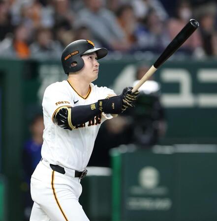 ３回、右越え２ランを放つ泉口（撮影・伊藤笙子）