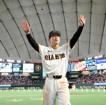 スタンドの声援に応える浦田（撮影・伊藤笙子）