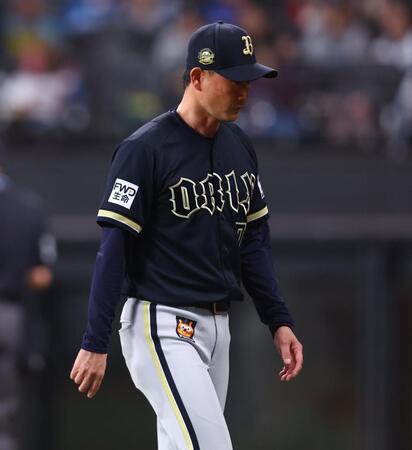 ７回、山崎の交代を告げ、ベンチに戻る岸田監督（撮影・中島達哉）
