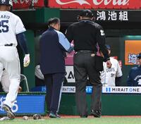 ４回途中治療に向かう深谷球審（右）＝３日