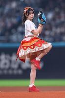 ファーストピッチセレモニーで投球する超ときめき♡宣伝部・坂井仁香（撮影・中島達哉）