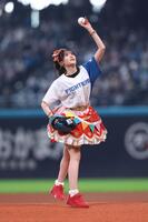 ファーストピッチセレモニーで投球する超ときめき♡宣伝部・坂井仁香（撮影・中島達哉）