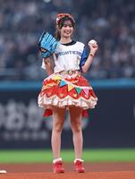 ファーストピッチセレモニーで投球する超ときめき♡宣伝部・坂井仁香（撮影・中島達哉）