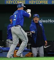 １回、佐野の適時二塁打で生還した牧（手前）を迎える相川監督（撮影・伊藤笙子）