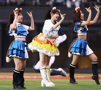 ファイターズガールときつねダンスを踊る超ときめき♡宣伝部・菅田愛貴（中央）＝撮影・中島達哉